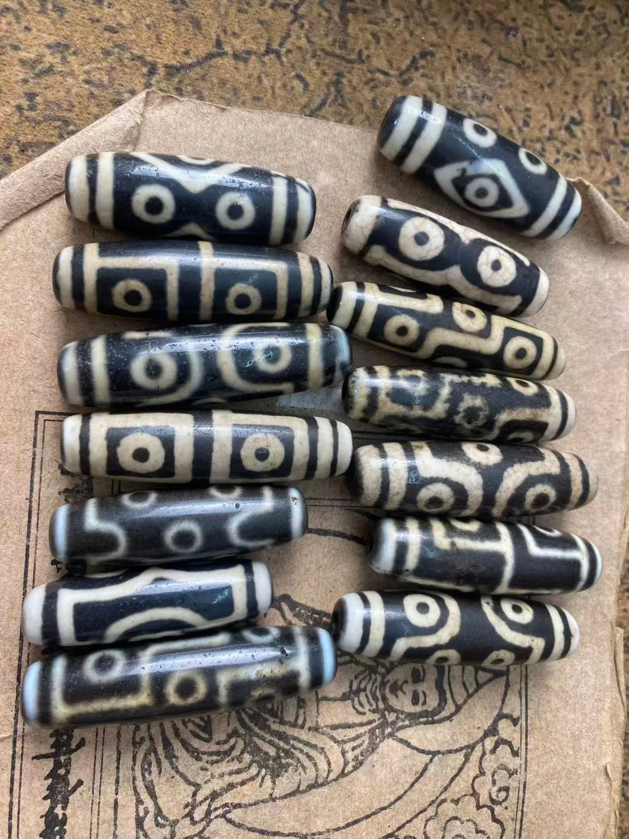 1pcs/lot Rare beautiful antique porcelain an opaque gray texture encased in a leather cover Himalayan Dzi bead collectible