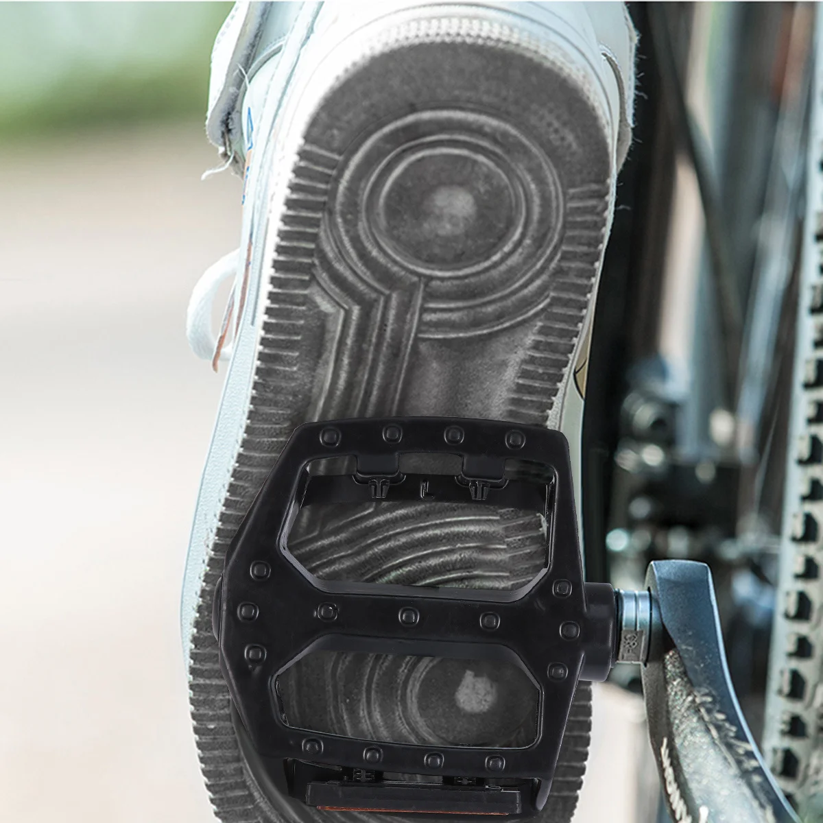 

2Pcs Durable Aluminium Alloy Bicycle Pedals Hollow Lightweight Non-Slip Reflective Stripe Accessories Black