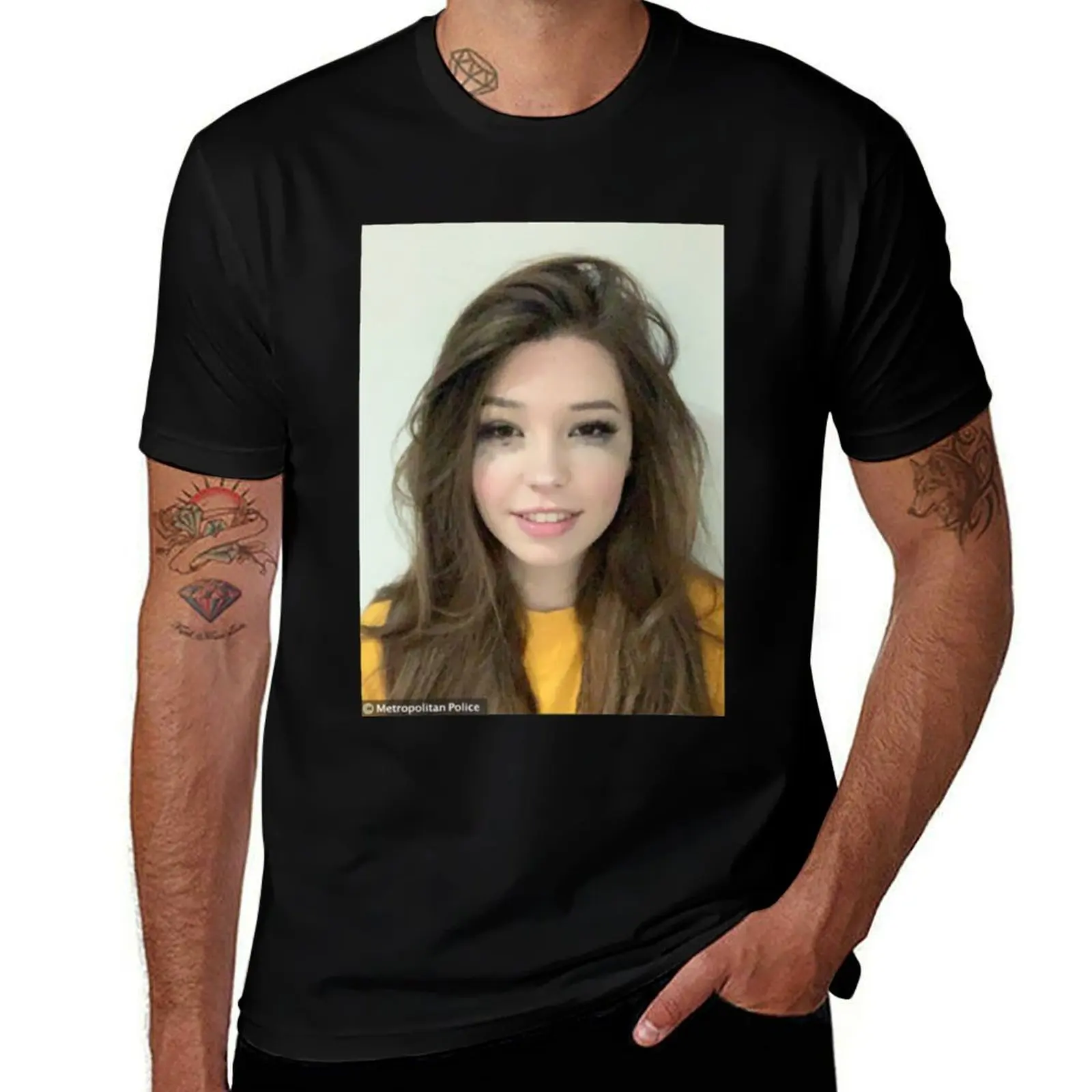 Футболка Belle.Delphine Mugshot - городская повседневная футболка свободного кроя
