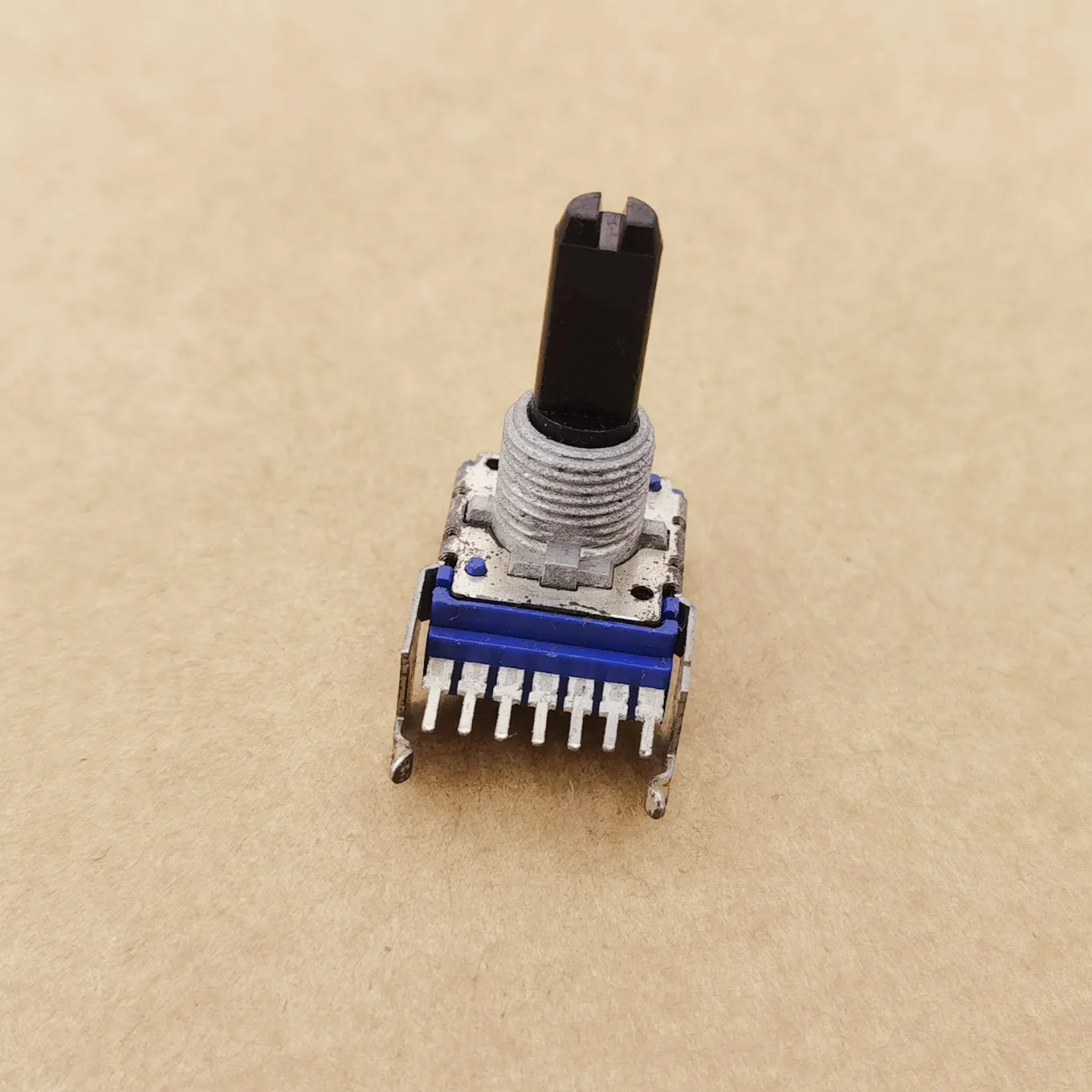 

Original new 100% 142 horizontal dual potentiometer 7pin with midpoint C103 C303 10K 30K handle length 20MMF (SWITCH)