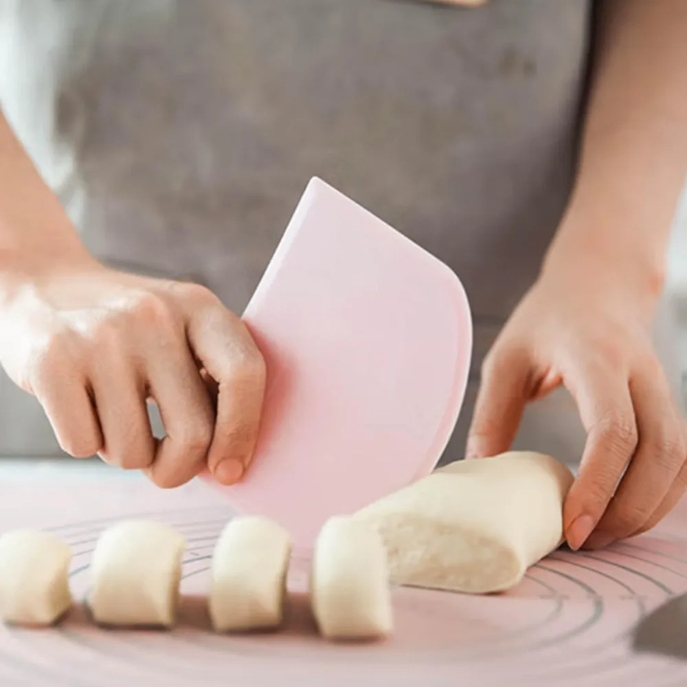 Plastic Flexible Dough & Bench Scrapers for Baking Sharp Edge Angles for Cake Scraping Non-Slip Bakeware Tools Bread Making Tool
