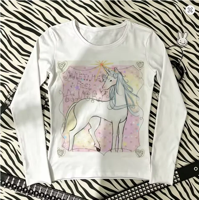 Fashion Streetwear - レディース Y2K 長袖Tシャツ。時々、怒りを感じる。ユニコーンのグラフィックがプリントされた、スリムフィットの白いTシャツ。キュートで、グランジスタイルのストリートウェアに合うトップス。