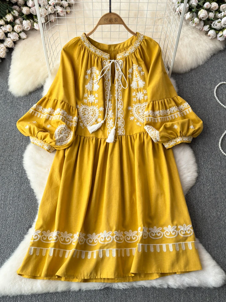 EWQ Vintage Embroidery Loose Dress For Women Lace-up Collar Lantern Sleeves A-line Mid Length Dresses 2024 New Clothing 27C446