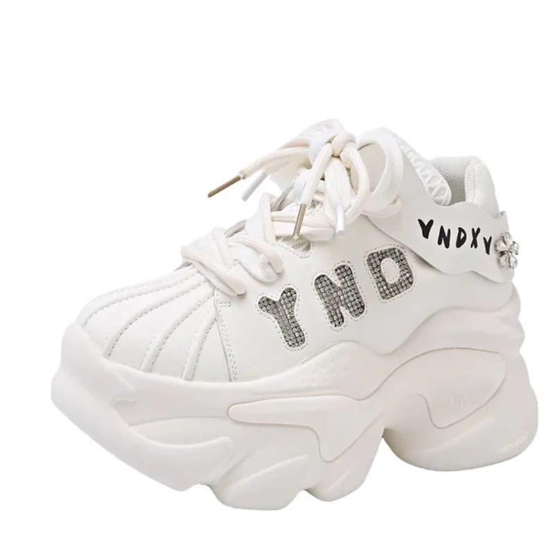 

Блестящие кожаные кроссовки из микрофибры 8 см, новинка 2023 года, осенняя спортивная обувь для папы на толстой подошве, дышащая повседневная обувь с бриллиантами на массивном каблуке