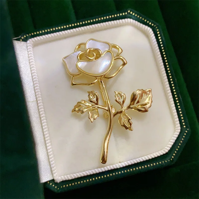 

CC Elegant Brooches Natural Shell Rose Shape Suit Pins Women Accessories French Style Cardigan Shawl Buckle Vintage Corsage B158