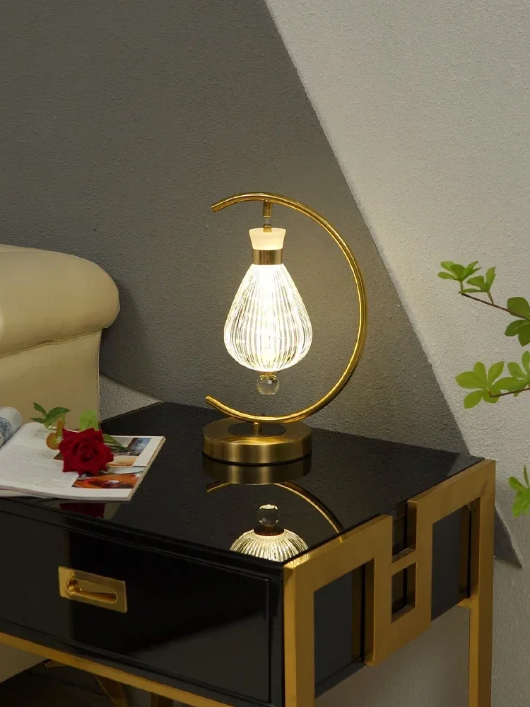 

Спальня простая, современная, искусственная, роскошная, ретро, высококлассная, теплое прикосновение, трехцветная и темная необычная прикроватная настольная лампа