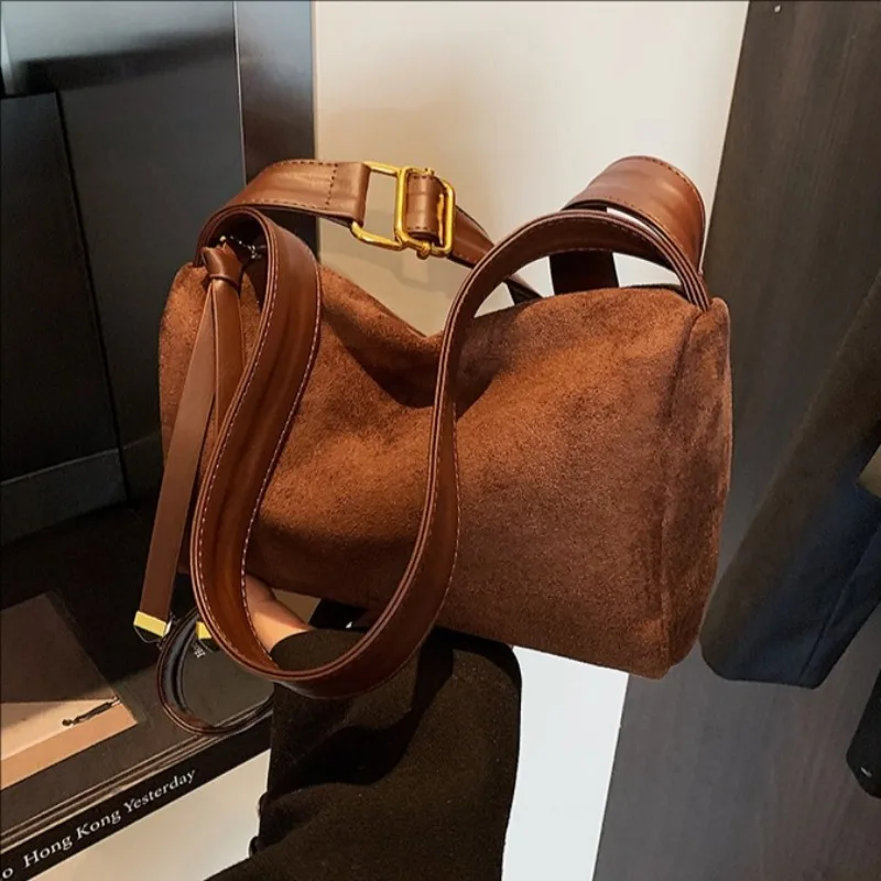 

2025 New Autumn Winter Suede Tote Bag for Women Designer Luxury Bag Vintage Style Shoulder Crossbody Bag Stylish Commute Bags