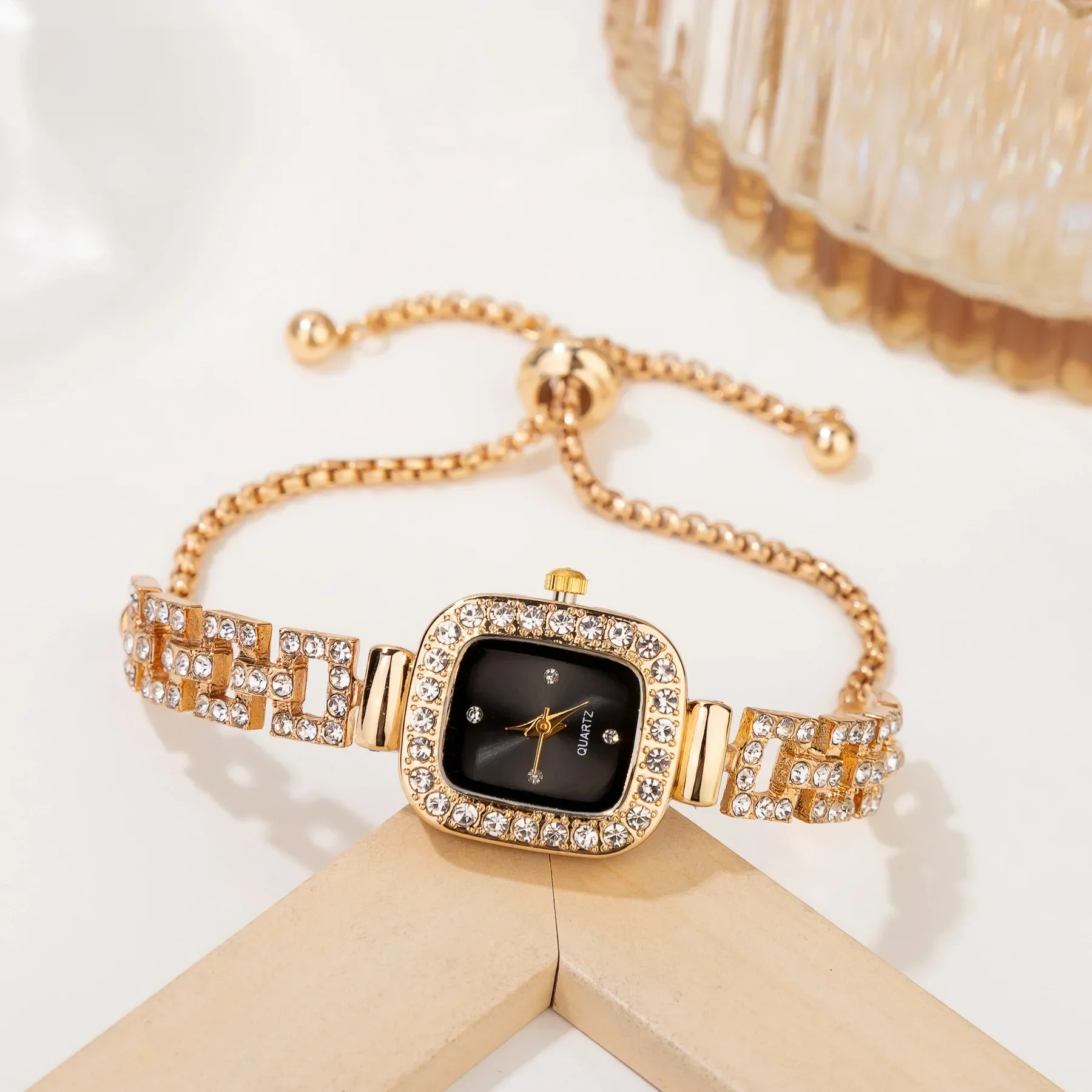 Montre à Quartz en Clip pour Femme, Design Haut de Gamme, Cadran Facile à Lire, Bracelet Brcorporelle, Idéal pour les Événements et les Rendez-vous de Bureau, Nouvelle Collection 2024