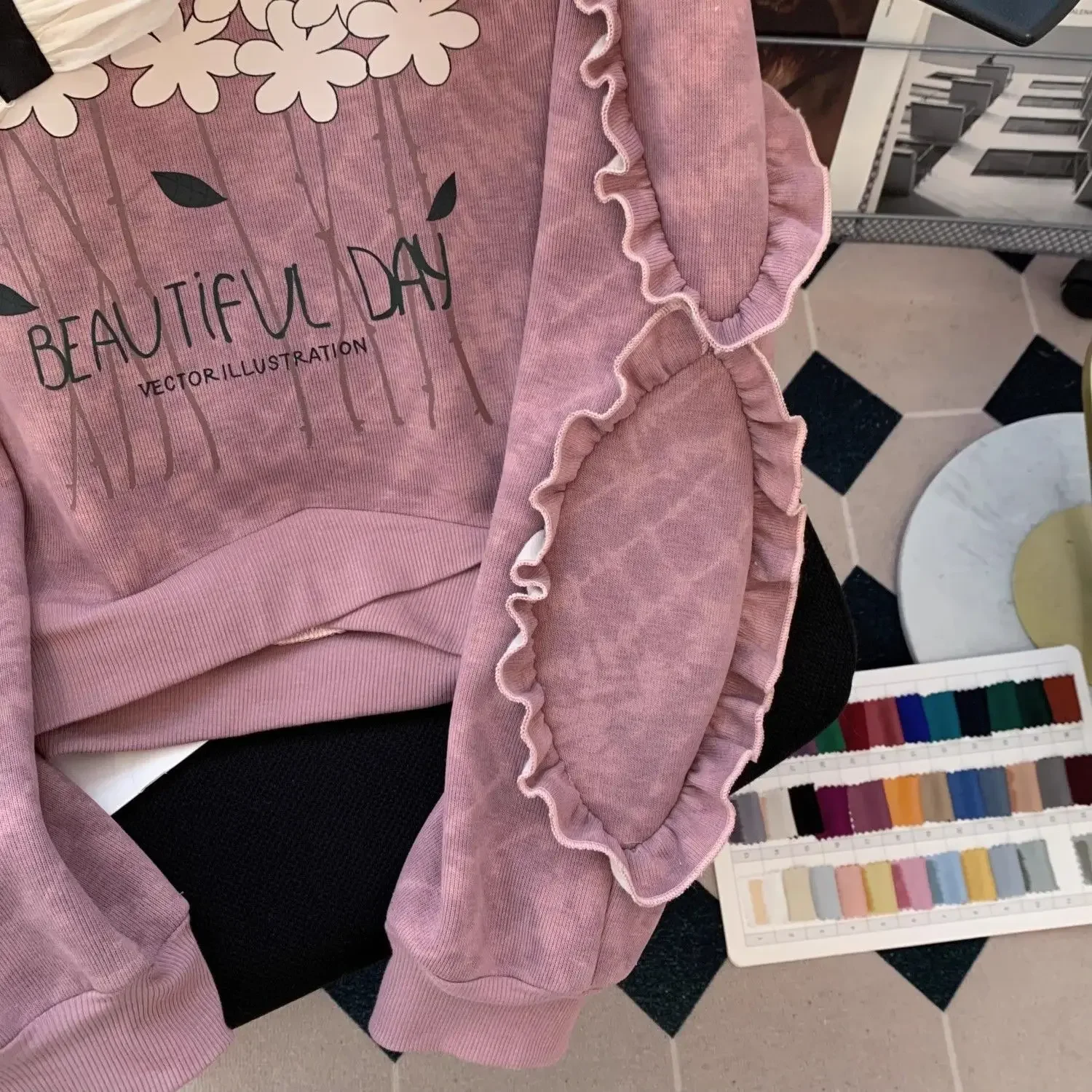 Maillard's lace sleeves are beautifully designed. New loose and irregular casual tops for women in autumn and winter.