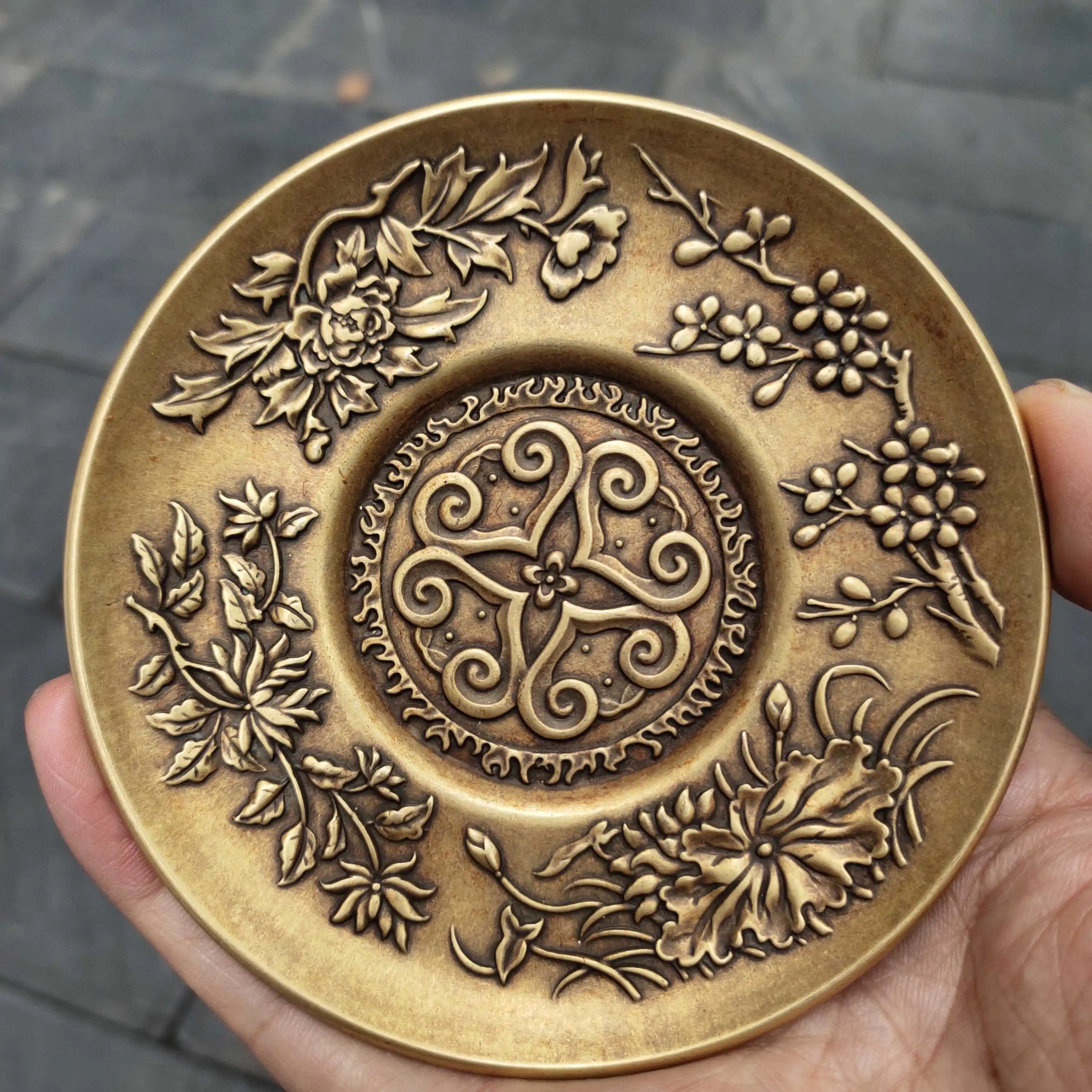 Antique bronzeware collection, vintage  brass, merlan, bamboo, chrysanthemum, plate, pulp, moisturizing home craft ornam