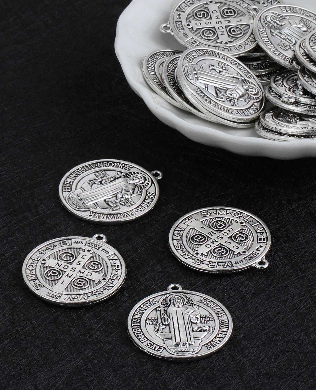 Diyalo 2 teile/los katholischer runder exorcism st. benedict medaille anhänger diy handgemachte halskette schlüssel bund chaplet schmuck teile – Detail 2