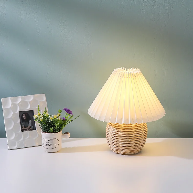 Vintage pleated desk lamp Korean ins girl heart decorative bedroom bedside ceramic desk lamp