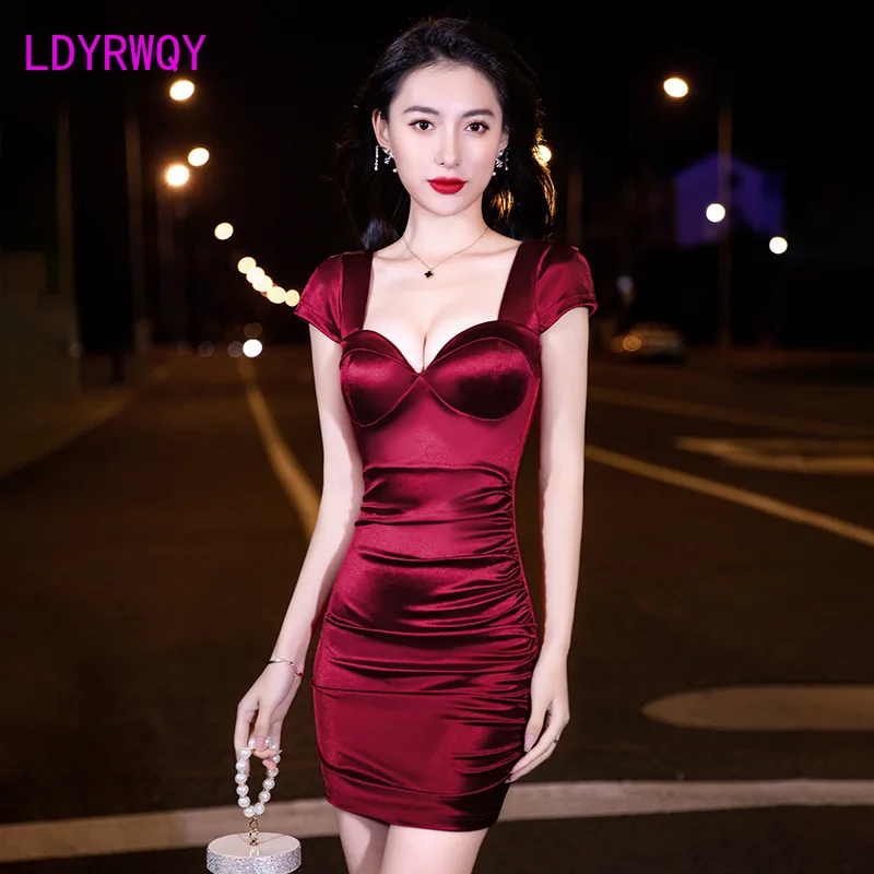 

Sexy ladies and ladies low-cut V-neck dress bare backpack hip slim dress technician work