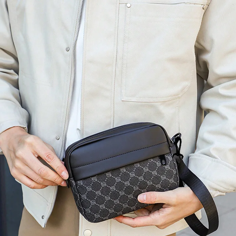 Herren-Umhängetasche im Vintage-Stil mit Print, aus PU-Leder, mit Kleinteilen versehen, kleine Schultertasche, verstellbarer Riemen, lässige Alltagstasche, Mini-Kameratasche. – Detail 9