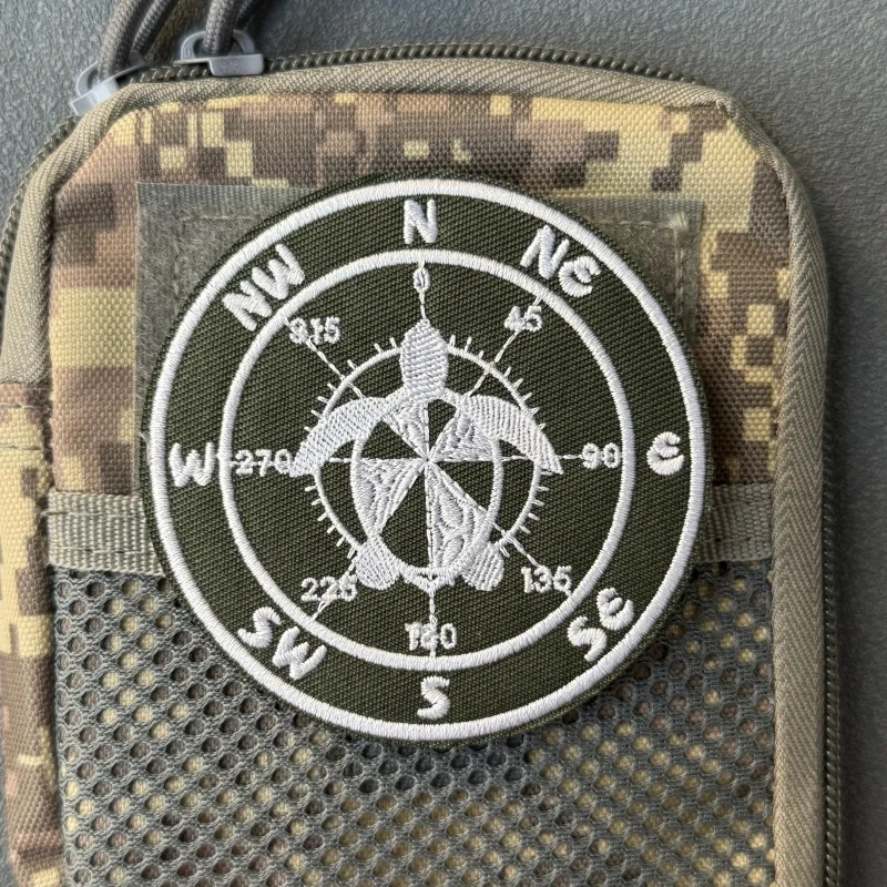 Parche táctico bordado brújula con velcro – para mochila o ropa - imagen 4