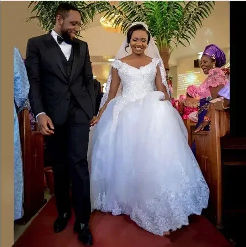 Maßgeschneiderte wunderschöne herzförmige Perlenapplikationen Kathedrale Plus Size Spitze afrikanische Brautkleider