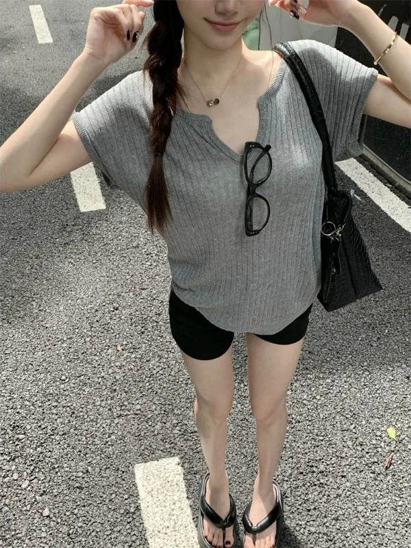 

Женская трикотажная футболка с V-образным вырезом и коротким рукавом из ледяного шелка, свободного кроя, стройнящая, универсальная, удобная, летняя, комфортная.