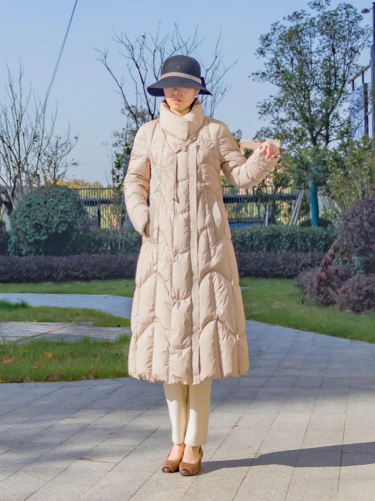 

Новая зимняя женская пуховая куртка средней длины с вышивкой, теплая, приталенная, модная, для повседневной носки