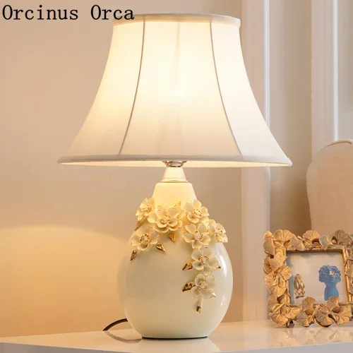 

New American Creative White Flower Ceramic Table Lamp Study Bedroom Bedside Lamp Modern Sculpture Decorative Table Lamp