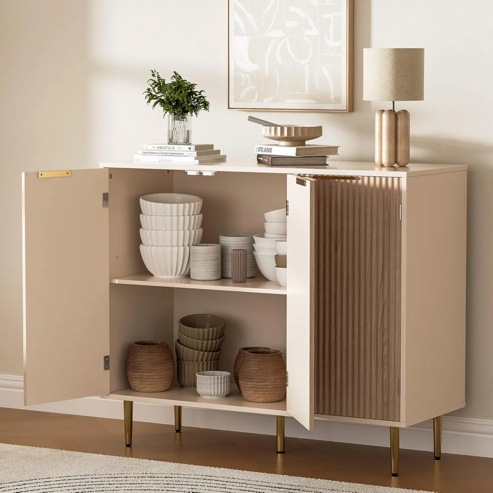 خزانة بوفيه حديثة مخددة بثلاثة أبواب مع أرفف قابلة للتعديل ومقابض ذهبية لتخزين المطبخ