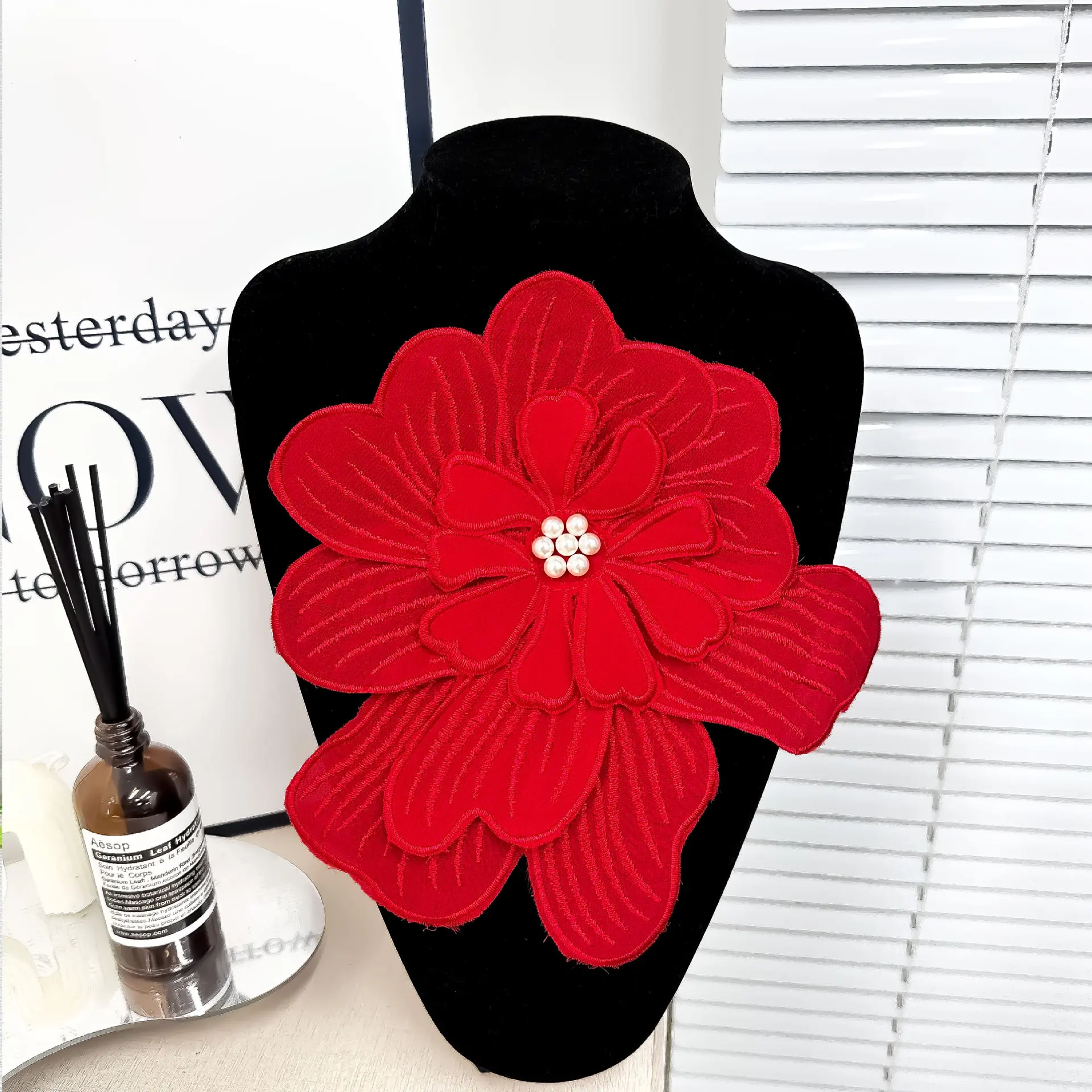 Hand gefertigte Corsage Fliege Pin verziert Anti-Glitter T-Shirt Hemd mit Perle Brautkleid