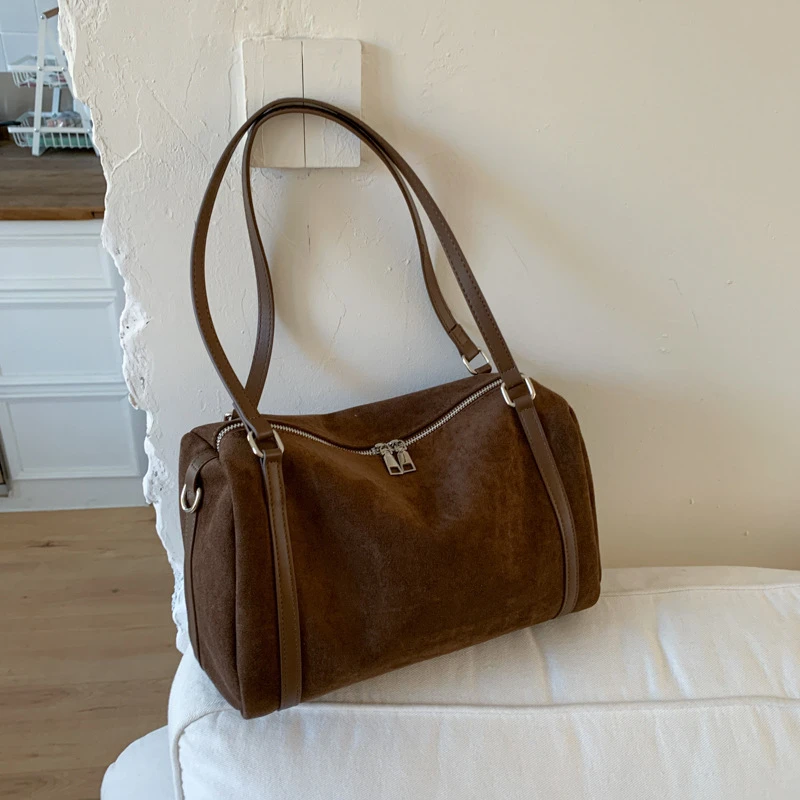 Damen-Handtaschen mit großer Kapazität, lässige Retro-Umhängetaschen aus Wildleder mit Reißverschluss, einfarbige Schultertaschen für den Alltag. – Detail 29