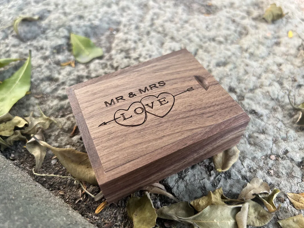 USB 2.0 플래시 드라이브 레이저 조각 Mr & Mrs 디자인 나무 하트 패턴, 결혼식 커플 부모용