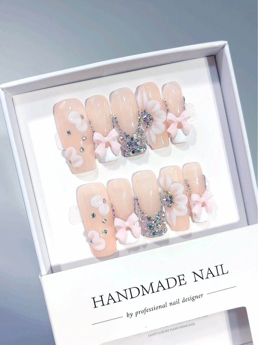 Pfirsichfarbene, nackte 3D-Rosa-Schleife zum Aufdrücken der Nägel – künstliche Nägel mit schillerndem Strass-Blumenakzent, handgefertigt für Frauen (D601)