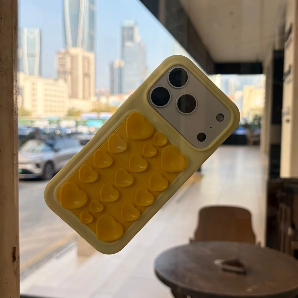 Niedliche Herz-3D-Saugnapf-Silikonhülle für iPhone 18 17 Pro 16 Pro Max mit starker Adsorptionsfunktion, stoßfester, weicher Schutzhülle – Detail 3