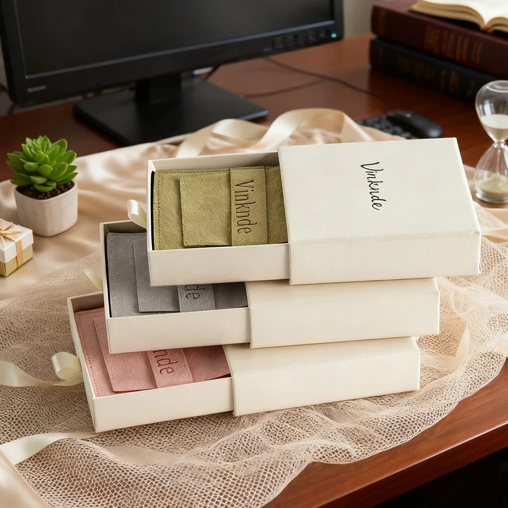 

Custom Logo 7x7x2.5cm Beige Sliding Drawer Paper Jewelry Box Elegant Display for Earrings Necklace Jewellry Packaging Velvet Bag