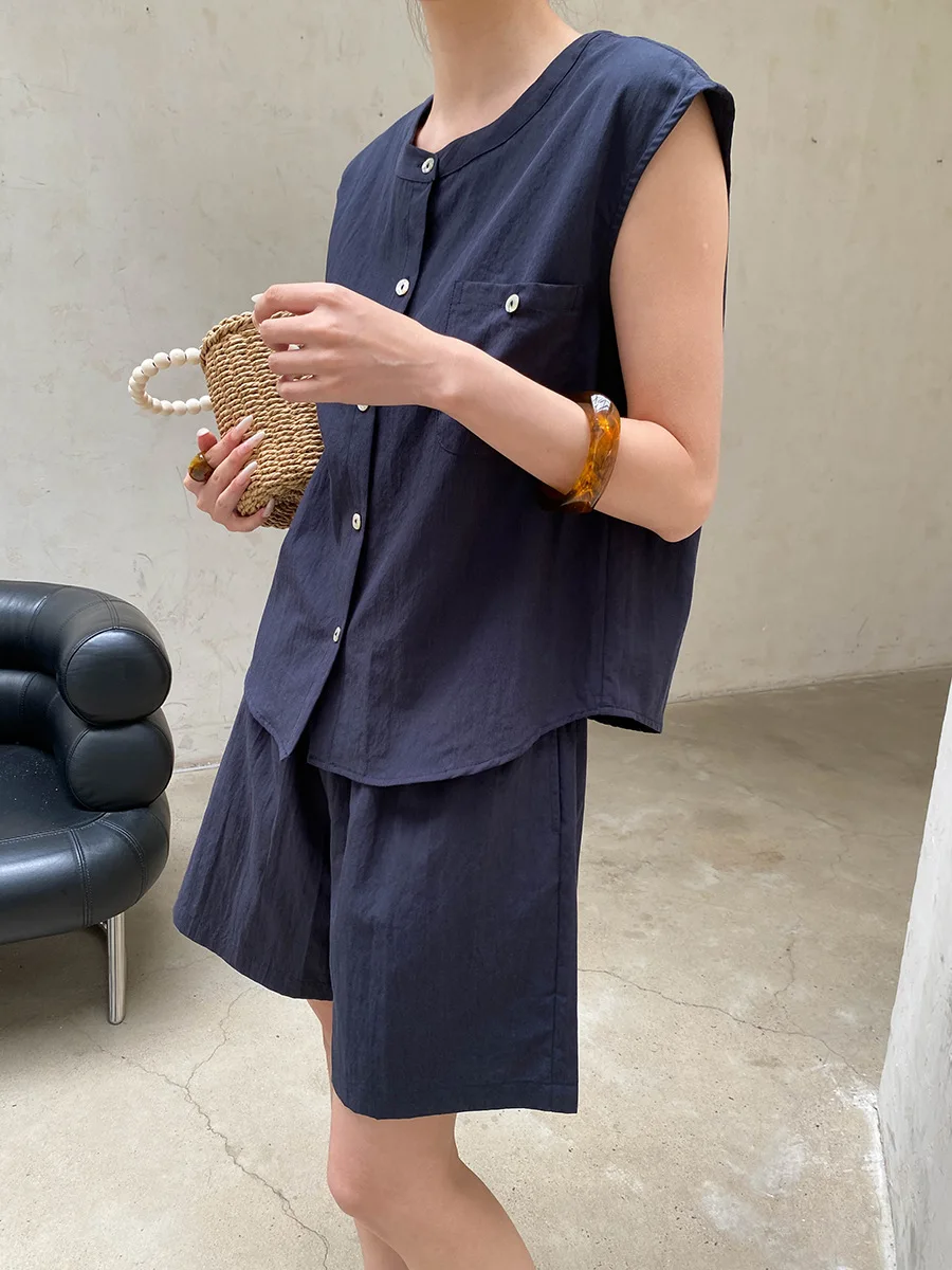 Sommerliches Damen-Set aus einfarbiger, ärmelloser Weste mit Rundhalsausschnitt und hochtaillierten Shorts für den Alltag – Detail 6