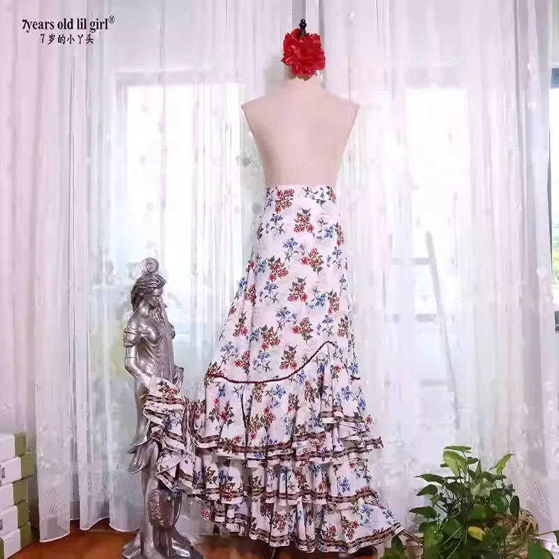 Falda de flamenco roja con dobladillo grande y flores, la más vendida de la marca de ropa para danza del vientre