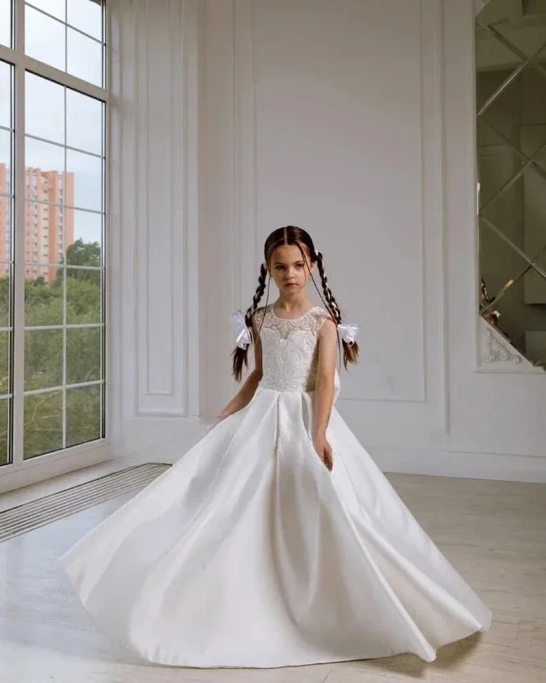 ホワイトフラワーガールドレス サテンフラワーガールドレス レース付き トレイン ジュニアブライドメイド キッズベビードレス 女の子用ページェントドレス