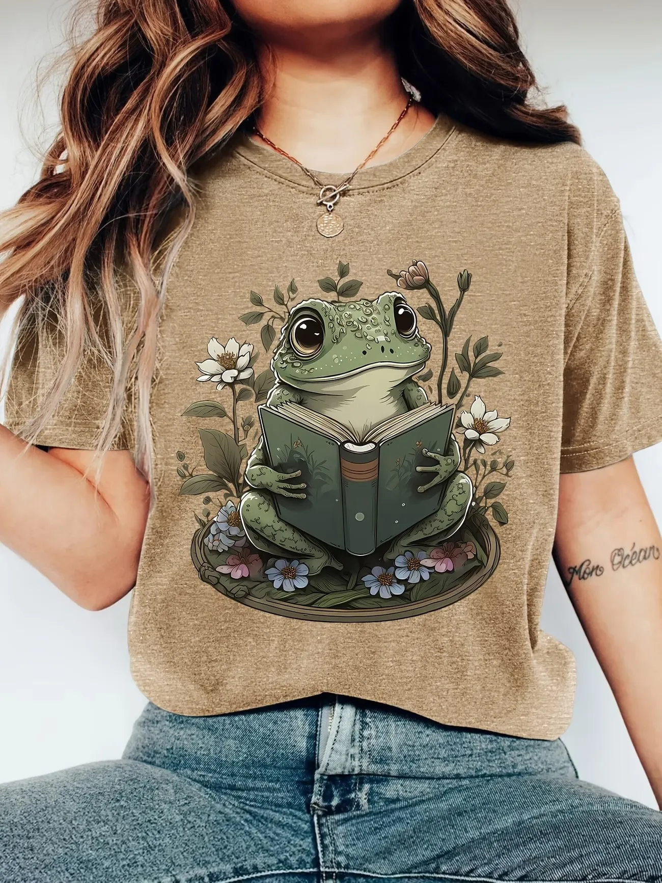 Funny Aesthetic Vintage Frog Read Book Print  T-shirt Graphic Tee Women Short Sleeve T Shirt Y2k Crew Neck Retro Tshirt