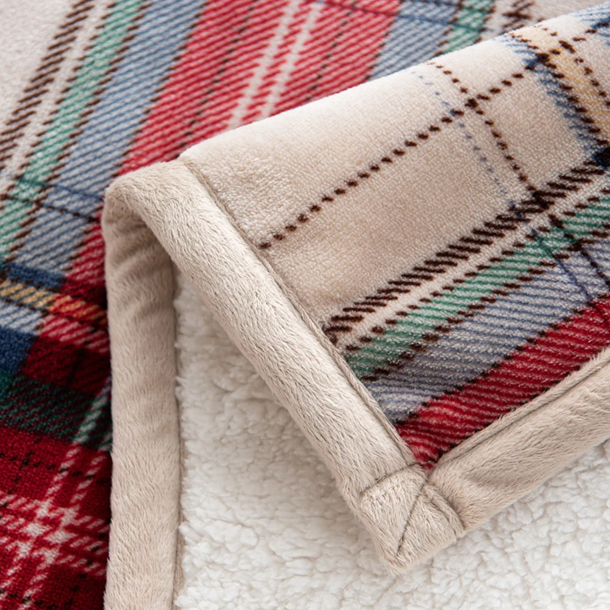 

England red plaid flannel lamb blanket, comfortable bedding suitable for all seasons, suitable for office/sofa and travel use