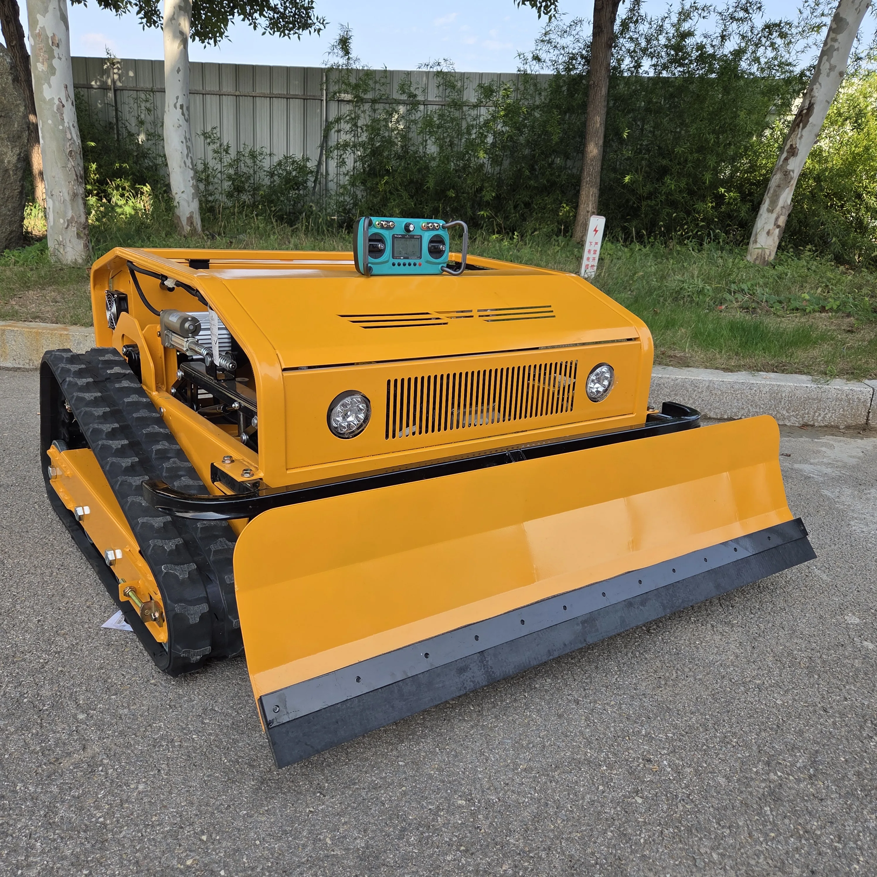 The most cost-effective two-in-one snow pusher and lawn mower with 60° climbing ability, oil pump and reduction motor, 800 mm