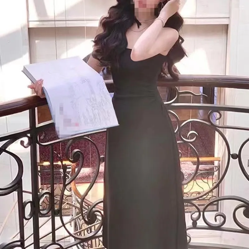 2025 Nieuwe zomerjurk voor dames met witte voering, taille-cincerend afslankend ontwerp, gevoel voor minderheid, Franse bandjurk.