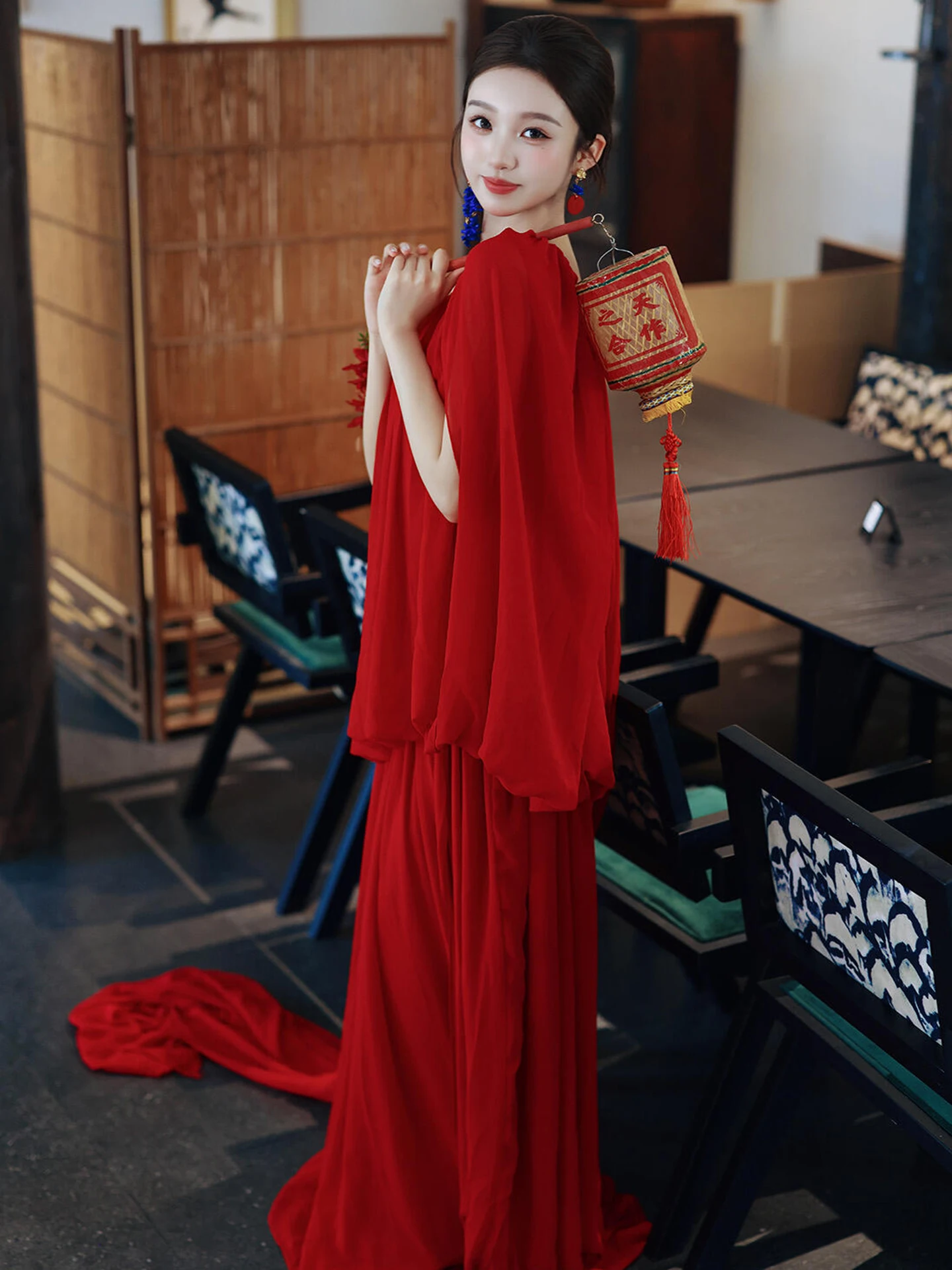 ชุดคลุมเจ้าสาวสีแดงแบบไหล่เดียว ชุดราตรีงานหมั้นสำหรับผู้หญิง ดีไซน์หรูหรา น้ำหนักเบา ชุดงานแต่งงานสุดหรูสำหรับพิธีดื่มอวยพร