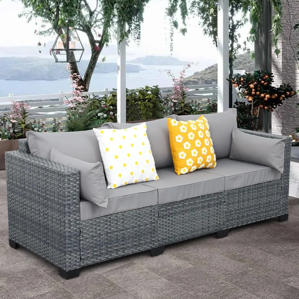 Divano da patio in vimini, divano da esterno a 3 posti, rattan PE per tutte le stagioni, set di mobili da terrazza con posti a sedere profondi con cuscini grigi