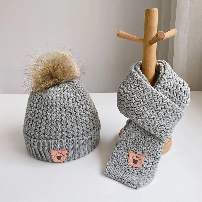 New Kids Hat Scarf Set Cartoon Bear Leather Label Knitted Beanie Neckerchief Autumn Winter Plush Lining Fur Ball Girls Boys Hats