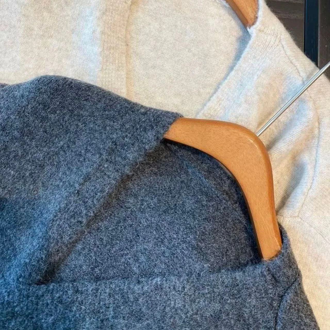 

Женские удлиненные кардиганы больших размеров: летние, с воротником-халтер, минималистичным принтом, в французском стиле, с рукавами-лепестками, с капюшоном, из текстурированной мягкой ткани