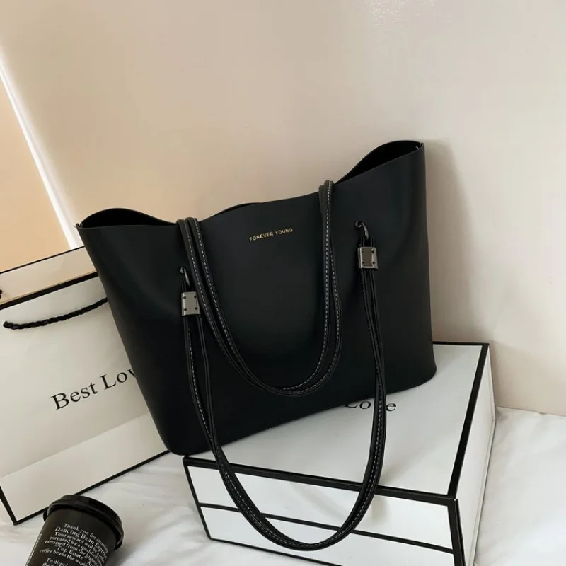 

trendy straw crossbody bag women 2025 summer lightweight woven handbag beach picnic fashion travel bag