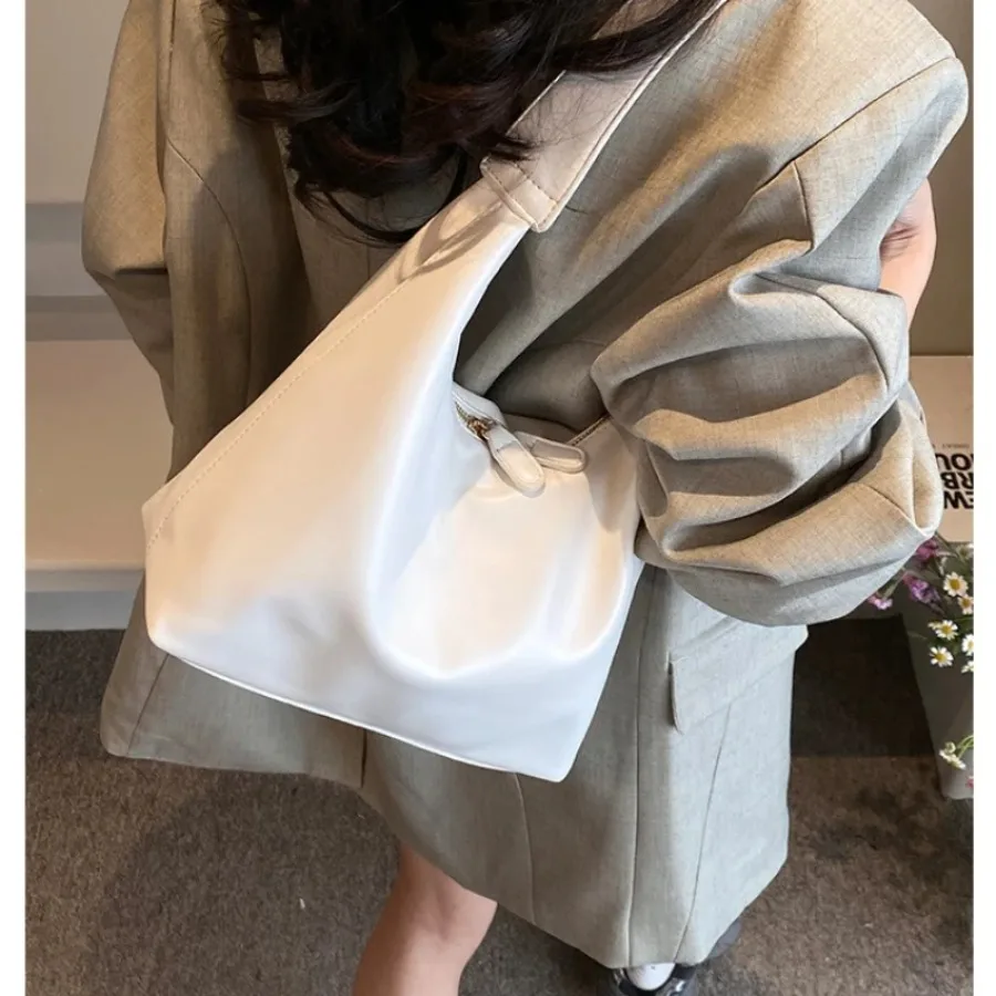 

Summer new fashion niche large-capacity commuter handbags versatile Korean version of the tide of retro armpit women's bags
