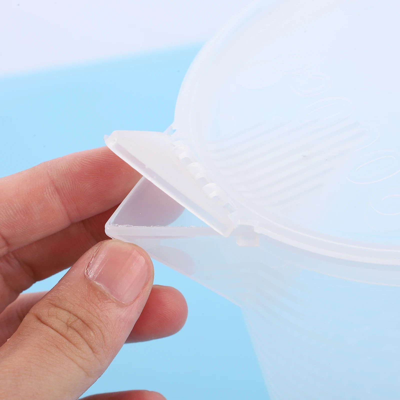 Laboratory Measuring Cup Graduated Liquid Dry Container Measuring with Handle Spout Lid for Kitchen Plastic Jug Cup Containers