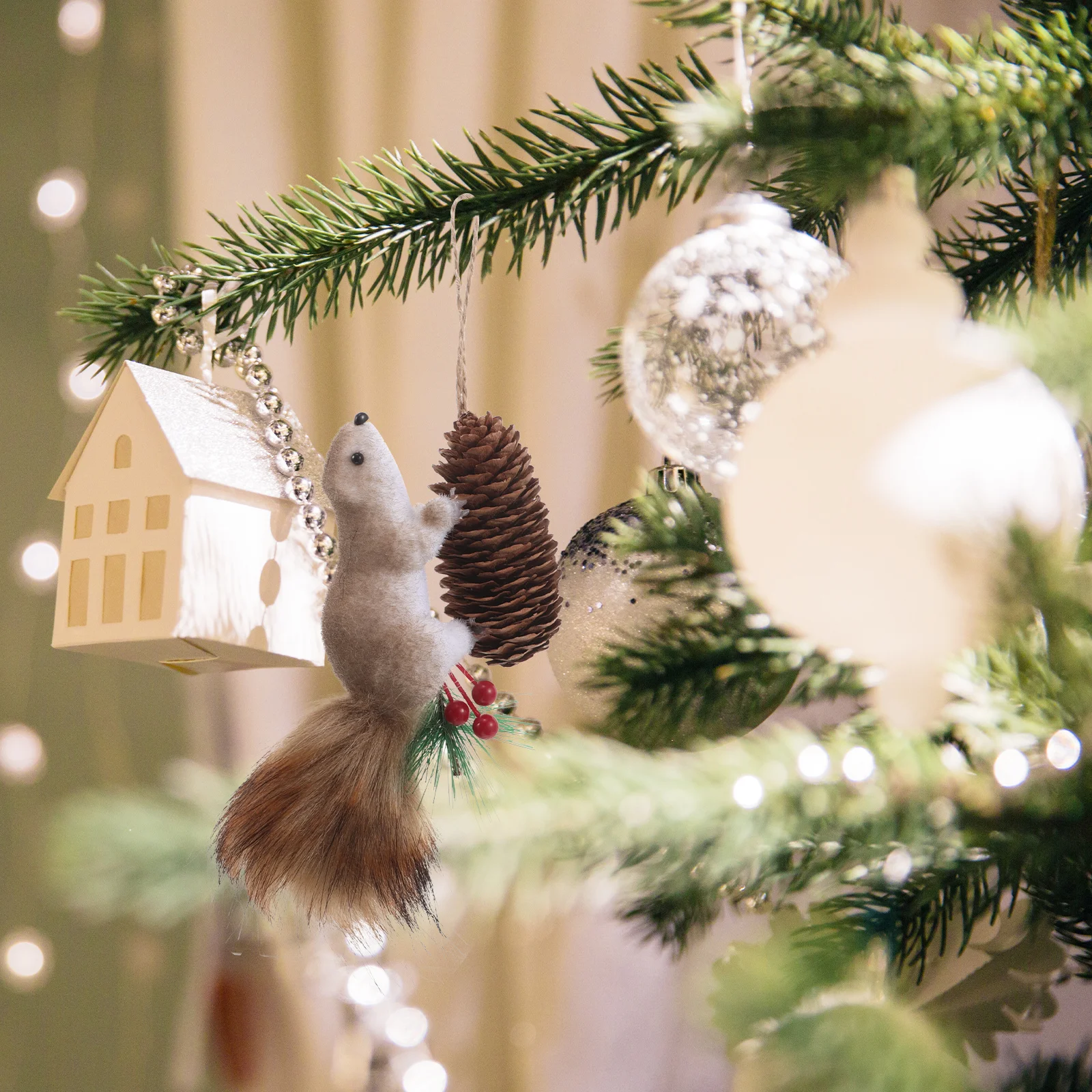 

2Pcs Squirrel Charm Decor Lightweight Foam Christmas Tree Ornaments Festive Home Wall Art Decoration Reusable Squirrel Pendant