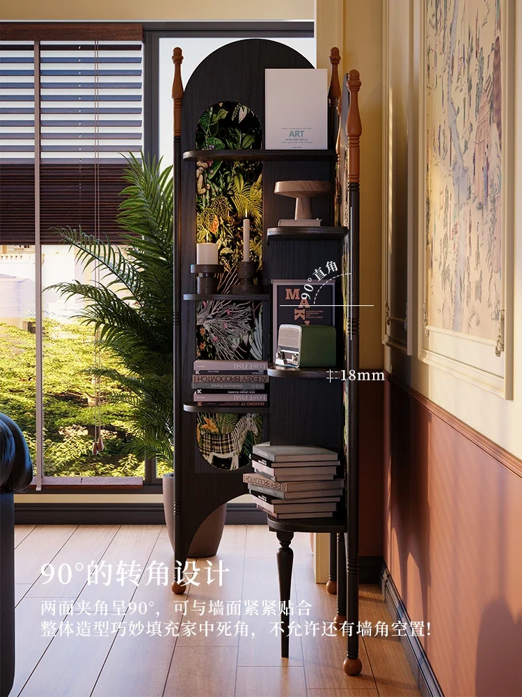 رف تخزين مثلثي لغرفة المعيشة في شقة صغيرة على الطراز الفرنسي القديم