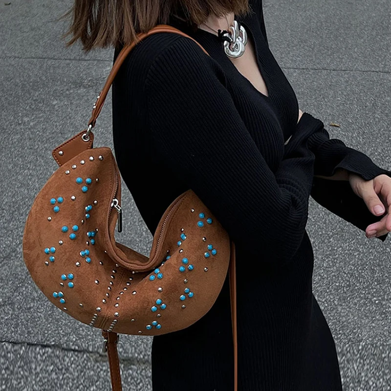 Imagem -03 - Boêmio Fino Meia Lua Bolsas para Mulheres Bolsas de Designer de Luxo e Bolsas 2023 Novo em Camurça do Falso Vintage Rebite Pérola Decoração Axila Bolsa de Ombro Alta Qualidade Envio Rápido Chega