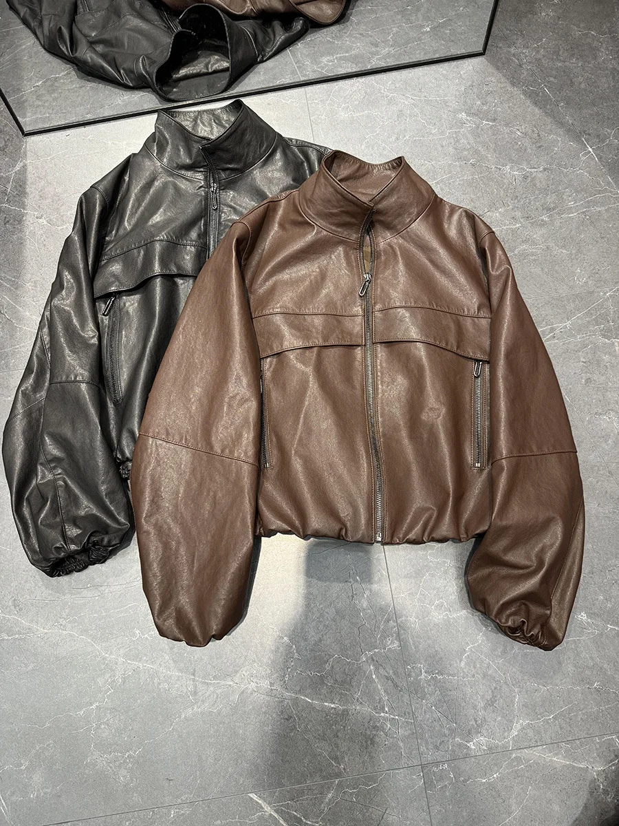 Jaqueta versátil de couro de pele de carneiro curtida vegetal de grão superior com gola alta para mulheres – estilo curto