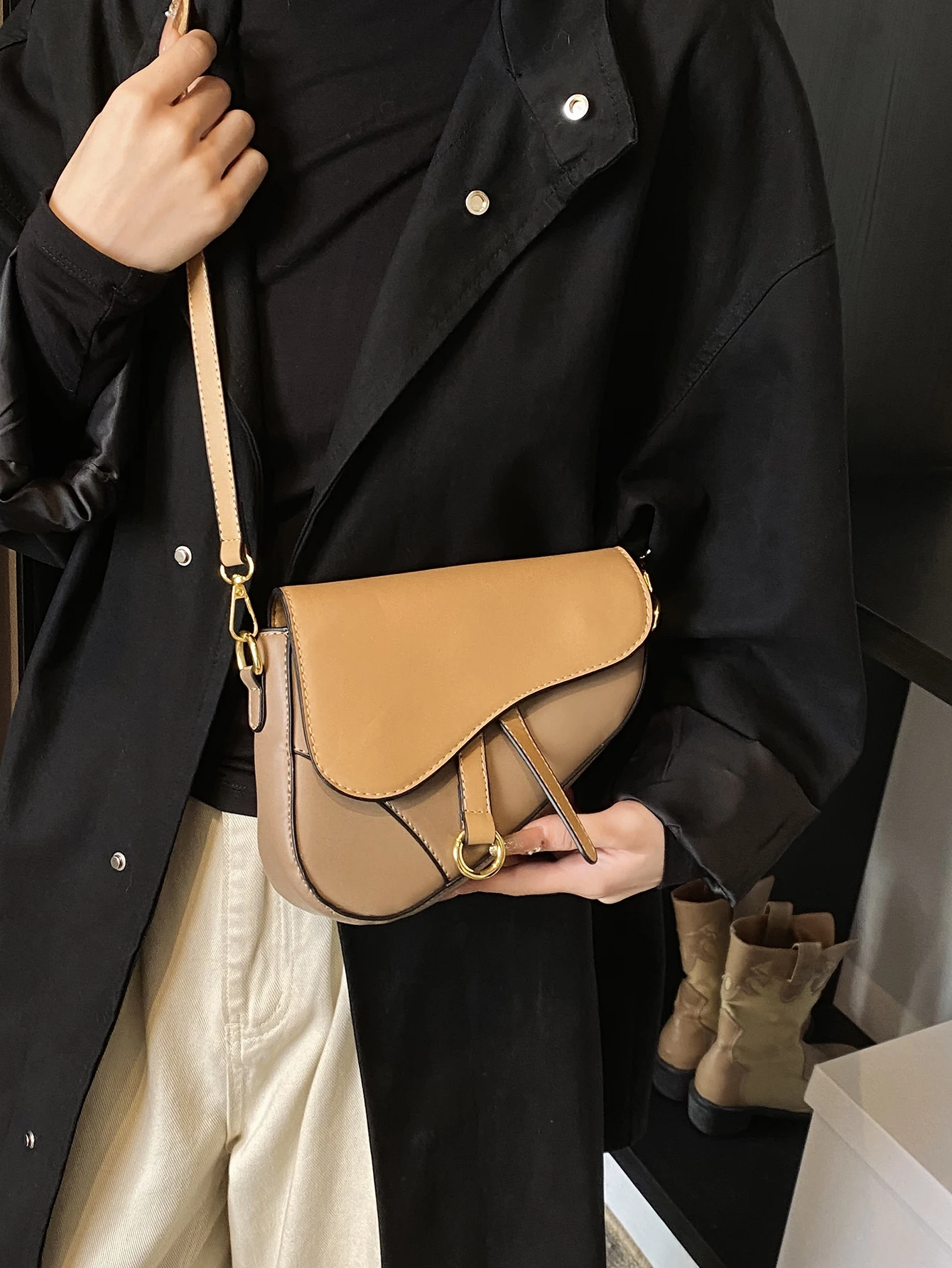 

Лето 2025. Модная и стильная маленькая женская сумка в новом стиле: модная простая седельная сумка под мышками, плечо и крест в корейском стиле.