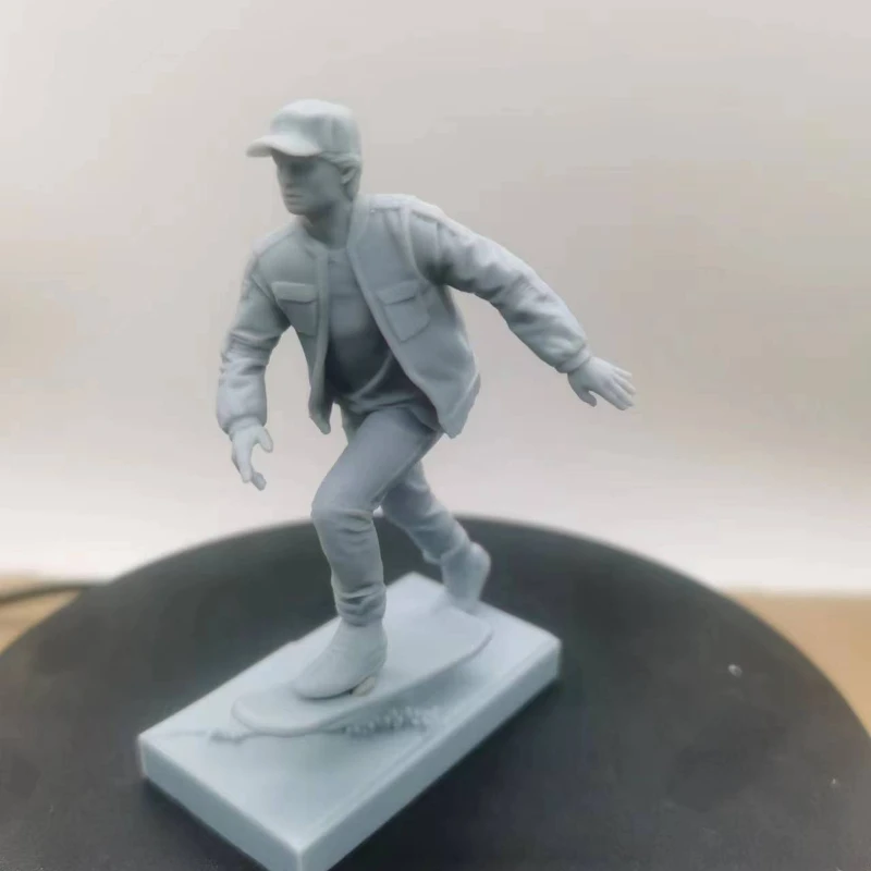 Figura de resina de Skateboarding para adolescentes, Kit de modelos ensamblados a escala 1/24, Diorama sin montar y figuritas sin pintar, Juguetes